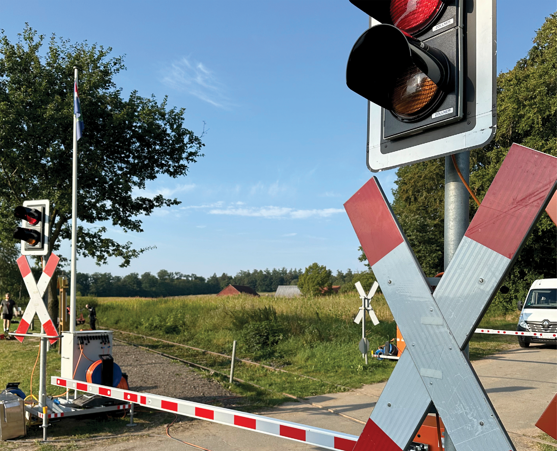 Das System A-CROSS setzt da an, wo bisherige L&ouml;sungen an ihre Grenzen sto&szlig;en, und sichert zuk&uuml;nftig Bahn&uuml;berg&auml;nge automatisiert, mobil und tempor&auml;r