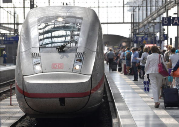 Kopf des ICE 4 von vorne am Bahnsteig mit Reisenden
