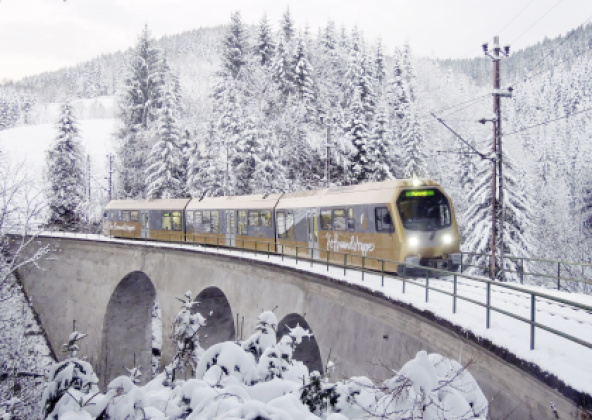 Die Himmelstreppe auf einer Brücke auf winterlicher Strecke