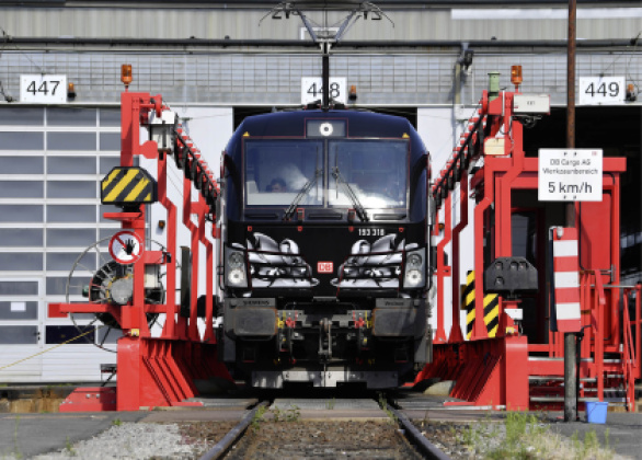 Lokomotive verlässt eine Werkstatt