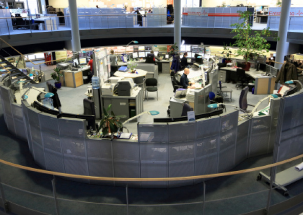 Mitarbeiter in Betriebszentrale an ihren Arbeitsplätzen
