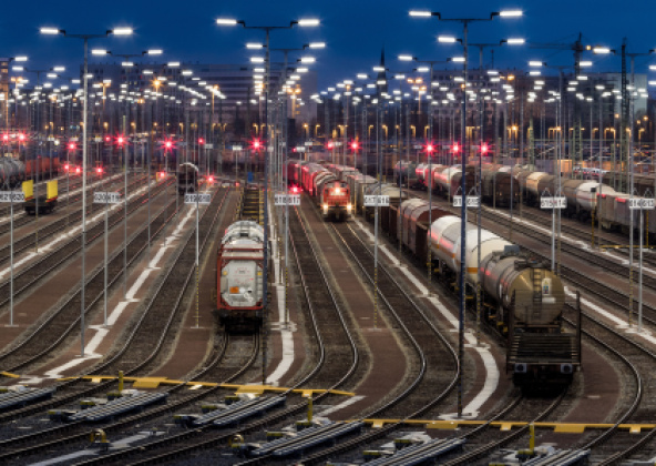 lick auf neuen Gleisanlagen, im Licht einer umweltschonenden Beleuchtungsanlage mit etwa 1.130 LED-Leuchten