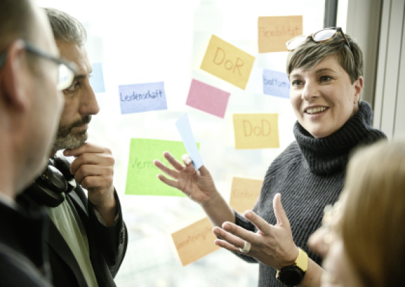 Mitarbeiter von DB Systel in einer Besprechung