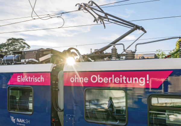 Ein BEMU der NAH. SH vom Typ Flirt beim Laden im Bahnhof