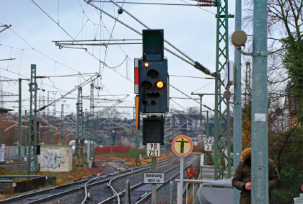Die Beschilderung unter dem Signal weist den vorhandenen Bremsweg aus