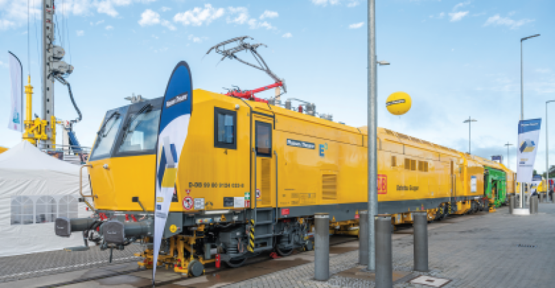 Startschuss für grünes Bauen in Deutschland mit dem Unimat 09-4x4/4S Dynamic E 3 der DB Bahnbau (Foto: Plasser & Theurer)