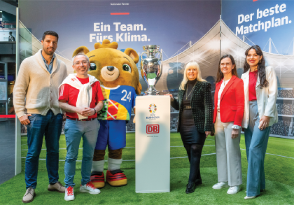 V.l.n.r.: Ex-Profifußballer und Weltmeister Sami Khedira, Ralf Thieme (Vorstand Personenbahnhöfe DB InfraGO AG), UEFA Maskottchen Albärt, Iris Spranger (Berliner Senatorin für Inneres und Sport), Ulrike Haber-Schilling (Personalvorständin DB Regio AG) und Eleonora Zanoni (Moderatorin und DB Social Media Expertin)
