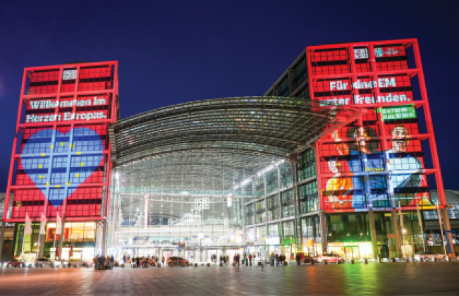 Der Berliner Hauptbahnhof im Rahmen der anstehenden EM farbenfroh angestrahlt
