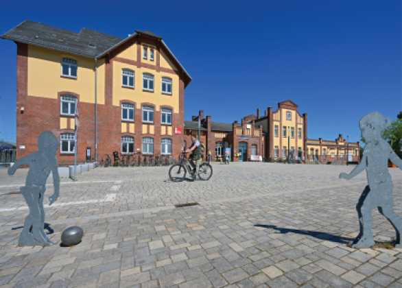 Empfangsgebäude des Bahnhofs Burg (bei Magdeburg) nach dessen Umgestaltung im Rahmen des Konzepts Zukunftsbahnhof