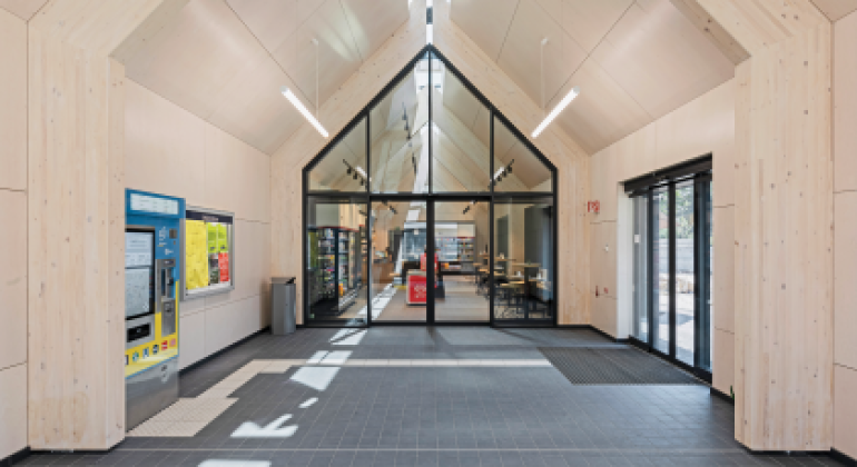 Innenraum des Bahnhofsgebäudes Zorneding mit DB Service Store