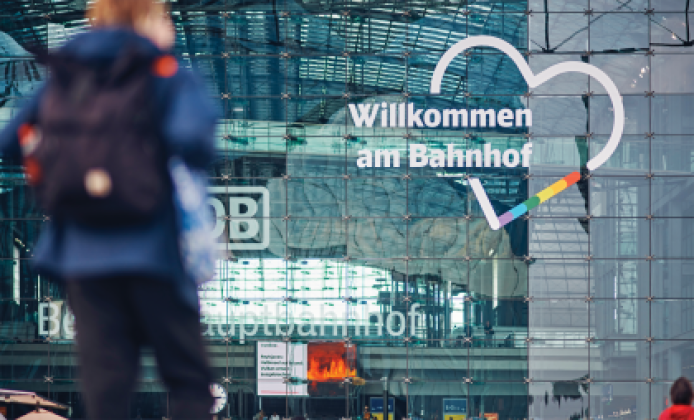 „Willkommen am Bahnhof“ als Leitmotto der neuen Bahnhofskommunikation, hier an der Fassade des Berliner Hauptbahnhofs