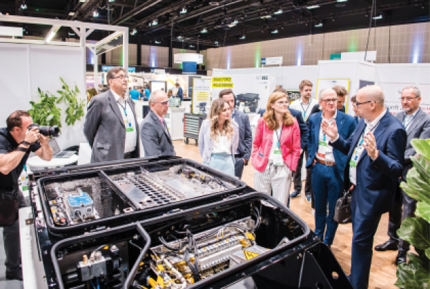 Rundgang durch die Fachausstellung des Railway Forum mit Schirmherr und Bahn-CPO Jan Grothe (2.v.r.), links daneben die DB-Managerinnen Tom Markotten und Bigdon