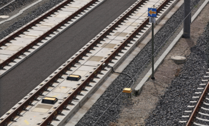 Eurobalisen an einer ETCS-Halt-Tafel an der Schnellfahrstrecke Erfurt–Leipzig/Halle