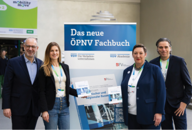 Stefanie Menke (rechts), Louisa Pabst, Alexander Möller (links) und Thorsten Breustedt präsentieren das neue ÖPNV-Fachbuch „Systemwissen Städtischer und Regionaler Busverkehr“