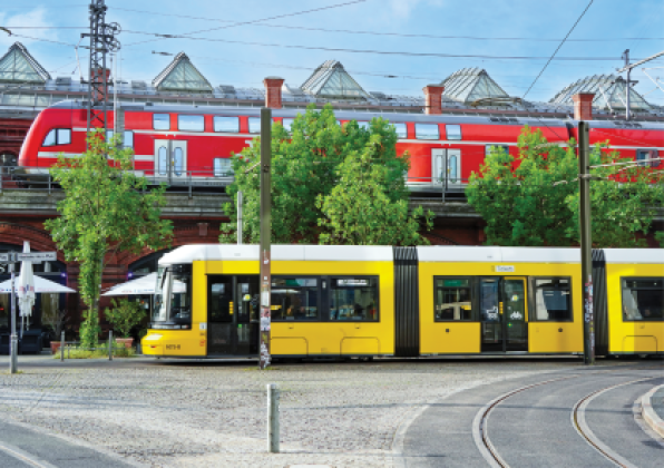 Aufeinandertreffen verschiedener Bahnsysteme am Hackeschen Markt in Berlin
