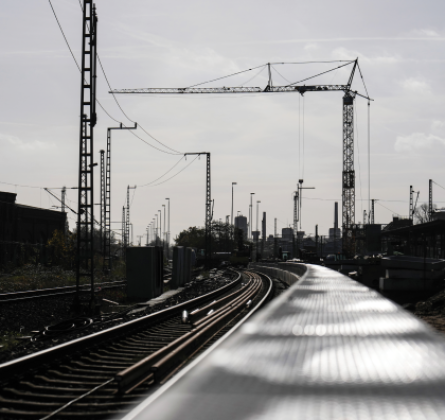Generalsanierung Hamburg-Berlin: Bauarbeiten an einem neuen Bahnsteig in Wittenberge
