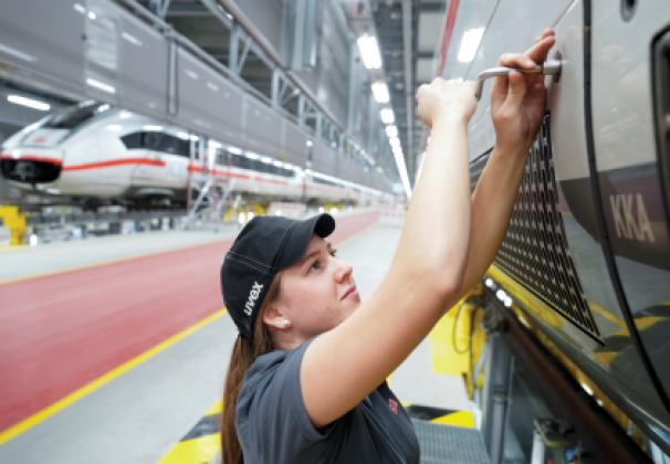 Mitarbeiterin an einem ICE 4 im Werk Cottbus