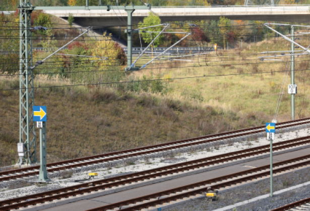 ETCS-Halt-Tafeln (Signale Ne 14) auf der Strecke Ebensfeld–Erfurt bei Rödental
