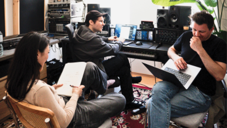 Bahnhof-Sounds in Songs verwandeln – Songwriting & Produktion mit professionellem Coaching von David Pfeffer. Hier: Alicee (links) mit Pfeffer (rechts) und Produzent Marc Herwig (Mitte)