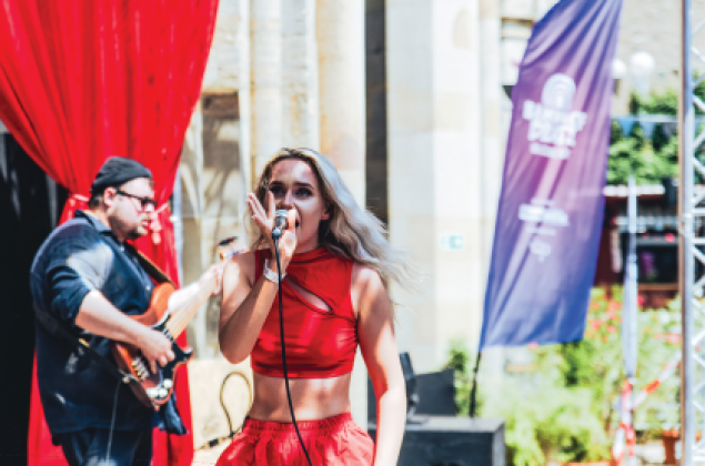 Großes Live-Konzert aller Acts mit Überraschungen für das Publikum auf dem Krämerbrückenfest in Erfurt. Hier: BahnhofBeats Gewinnerin Katharina Engel