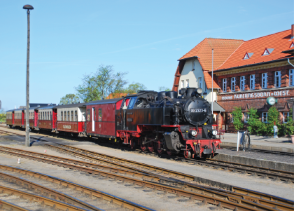 99 2323-6 steht am 01.05.2006 mit ihrem abfahrbereiten Zug in Richtung Bad Doberan am Bahnsteig 1 in Kühlungsborn West